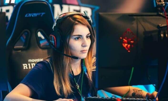 gamer girl image