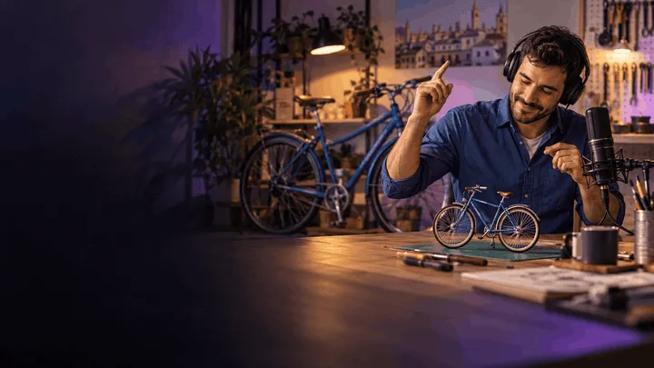 Profesional preparando un anuncio musical para un taller de bicicletas en un estudio creativo