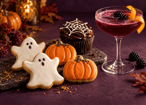 Galletas de Halloween, cupcake con telaraña y bebida de frutos rojos