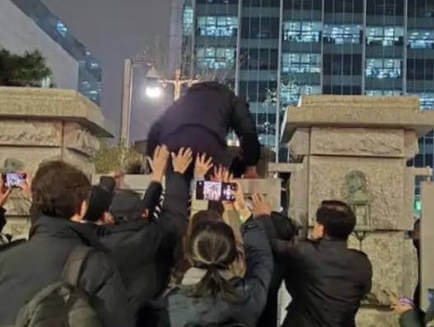 이재명 담을 넘었다